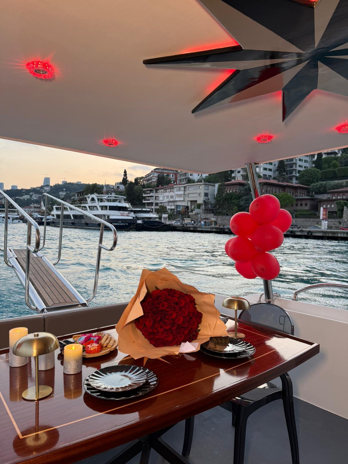 İstanbul Boğazı'nda yatta doğum günü kutlama organizasyonu